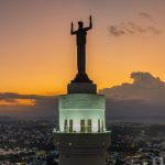 El Monumento a los Heroes de la Restauracion se ilumina en honor al 181 Aniversario de la Independencia Nacional