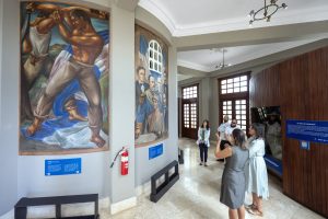 Noticias 119 Durante el recorrido la embajadora pudo apreciar las obras de José Vela Zanetti en el interior del museo en los niveles 2, 3 y 5 de la edificación.