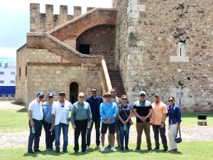 Noticias 48 Expertos Internacionales y Nacionales en el Primer Congreso de Sanidad Militar y Ciencias de la Defensa 2025 visitan la Fortaleza de Santo Domingo 2