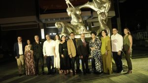 Noticias 38 La Escultura Monumental La Silla Adulta de Ivan Tovar regresa a Republica Dominicana