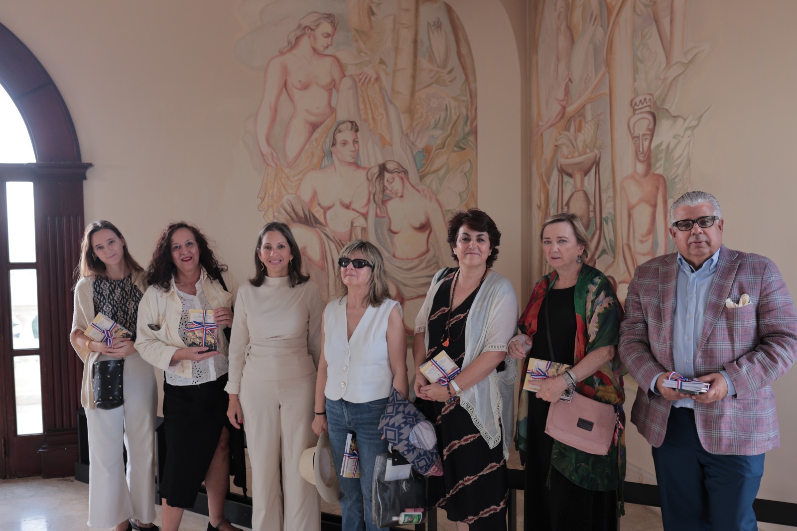 Delegación cultural española visita el Monumento a los Héroes de la Restauración en Santiago de los Caballeros