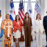 Vicepresidenta Raquel Pena recibe a la Embajadora de EE. UU. Leah Campos en el Monumento a los Heroes de la Restauracion 2